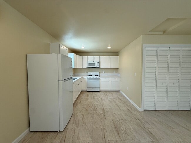 Building Photo - M12150