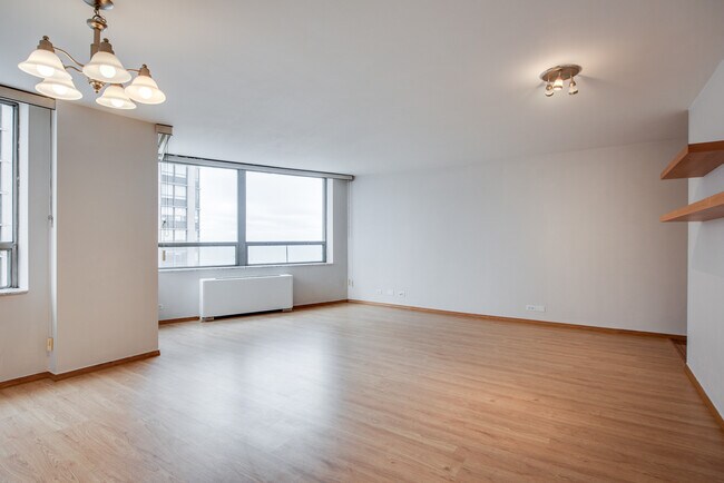 Building Photo - 5701 N Sheridan Rd