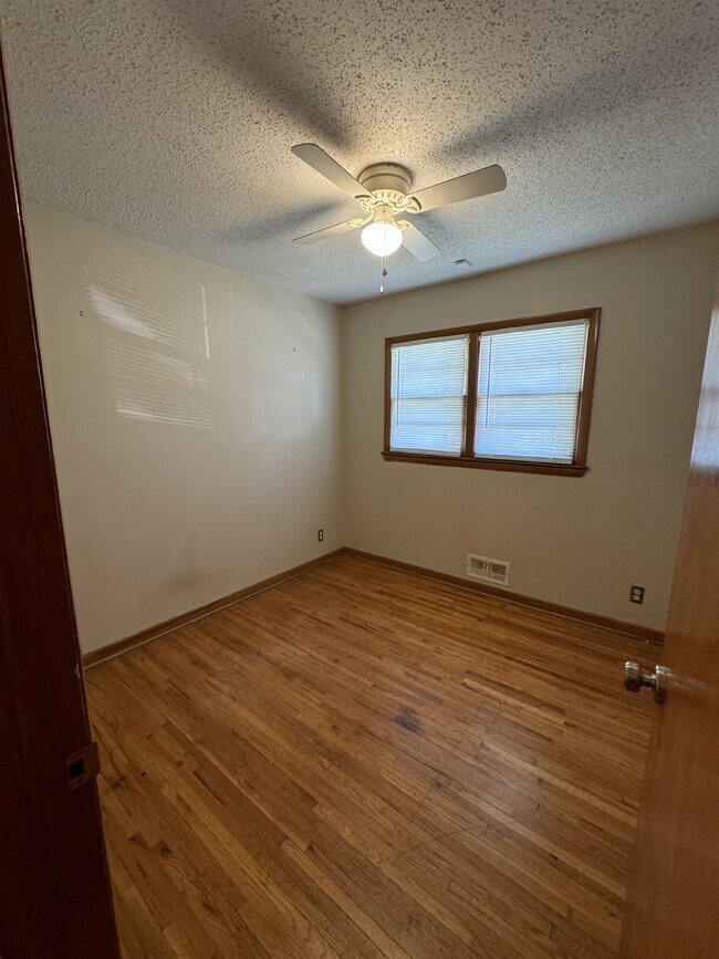 Building Photo - 2322 W 29th St S