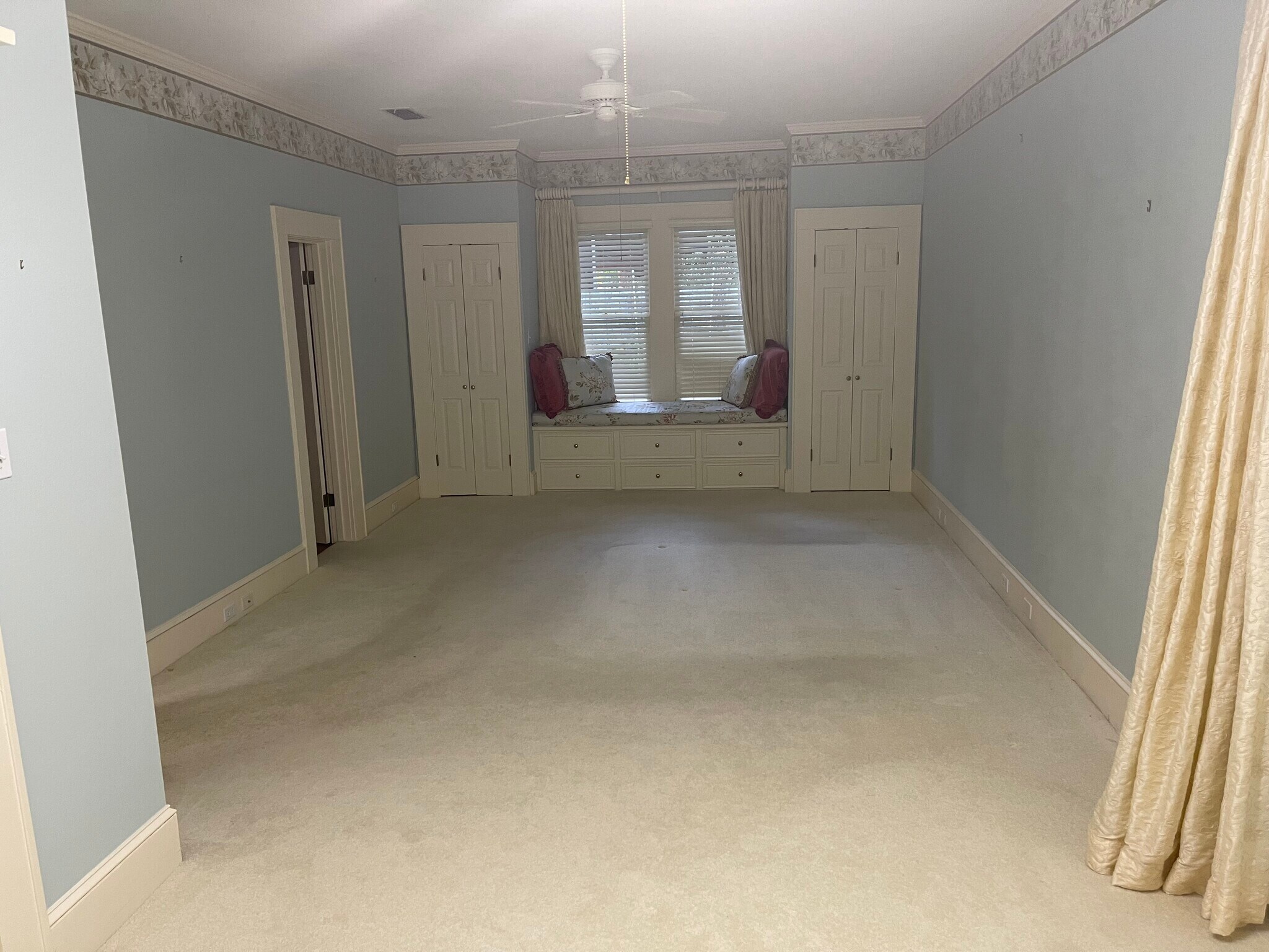 Building Photo - 654 Linden St