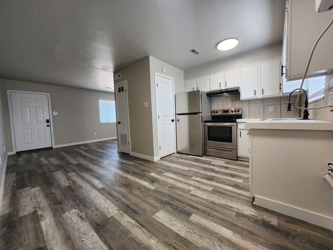 Building Photo - Remodeled 2-Bedroom | 1-Bathroom Upper-Lev...