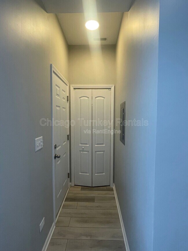 Building Photo - 2336 S Troy St