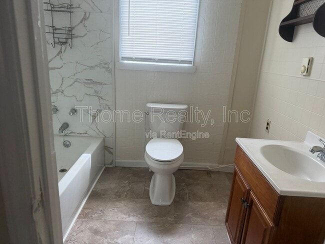 Building Photo - 517 NE Main St