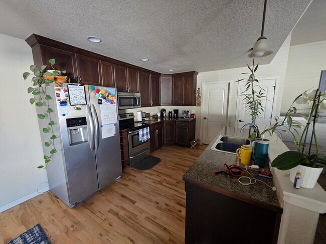 Building Photo - 121 Primrose Ct