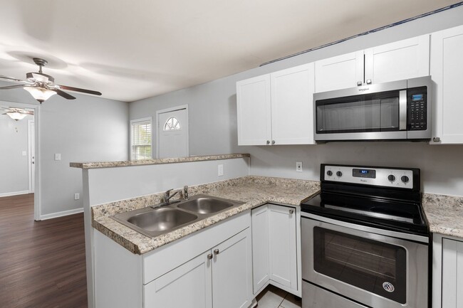 Building Photo - Charming 1 Bedroom, 1 Bath Home Minutes Fr...