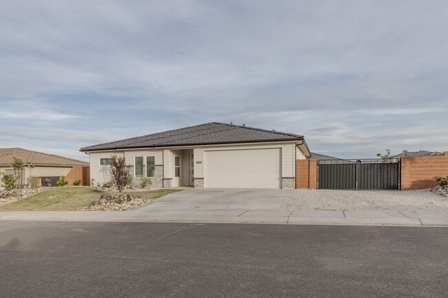Building Photo - Beautiful Property in the Sage Canyon Neig...