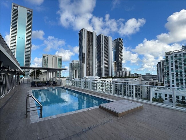 Building Photo - 321 NE 26th St