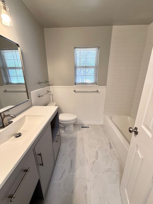 Building Photo - Charming 3 BD 1.5 BA w/ Bonus Room in the ...