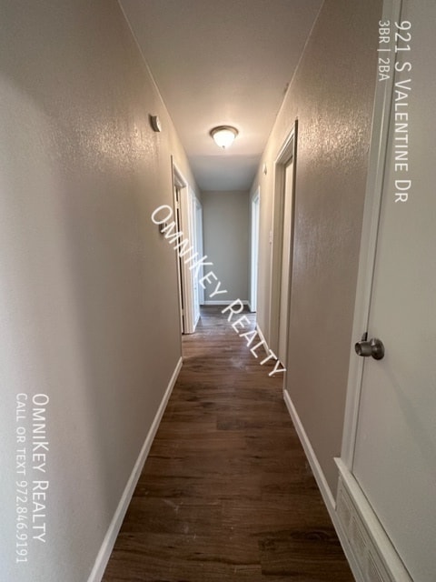 Building Photo - 921 S Valentine Dr