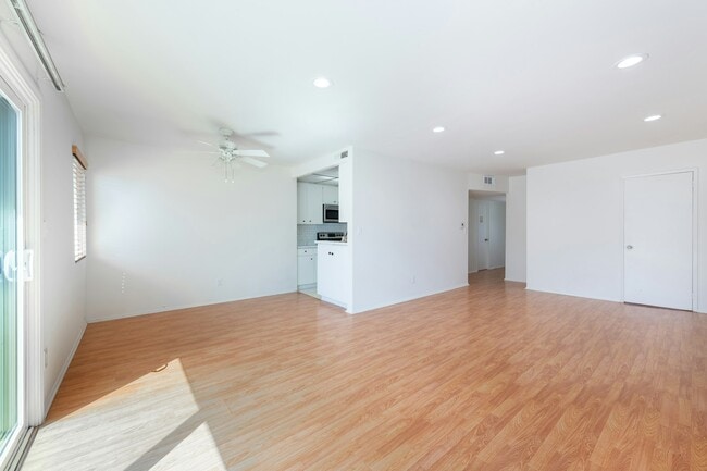 Building Photo - 5412 Lindley Ave