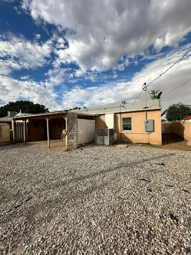 Building Photo - 3 bed with 1 bath - ALL TILE through out home