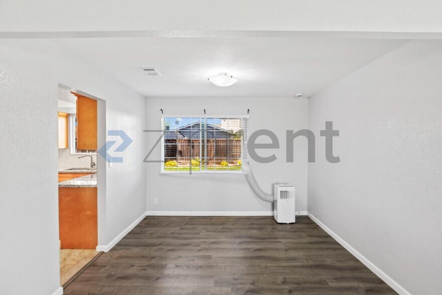 Building Photo - Unit