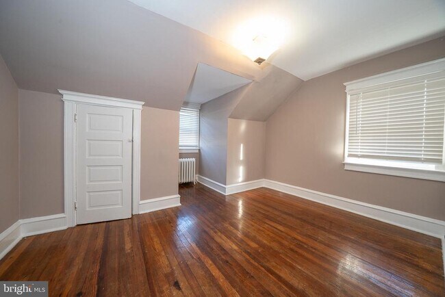 Building Photo - 709 E 20th St