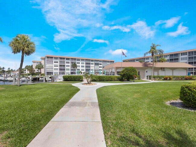Building Photo - 2649 Florida Blvd