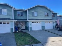 Building Photo - Lovely 3 Bedroom Townhouse in the Heart of Town