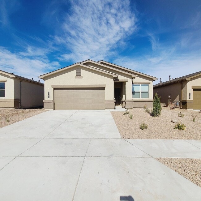 Building Photo - 3 bed 2 bath home in Huning Ranch!