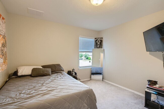 Building Photo - HALF OFF First Month Rent: 3 Bed/2.5 Bathroom~ Multiple Living Spaces~ Located near Lackland AFB!