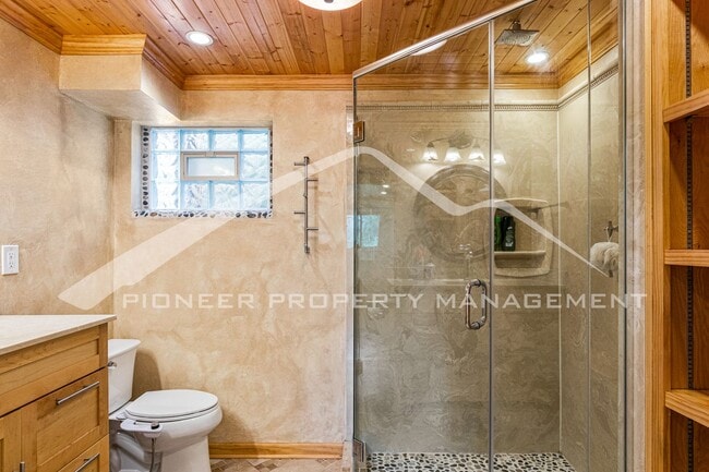 Building Photo - Gorgeous Home with Washer/Dryer and Fenced...