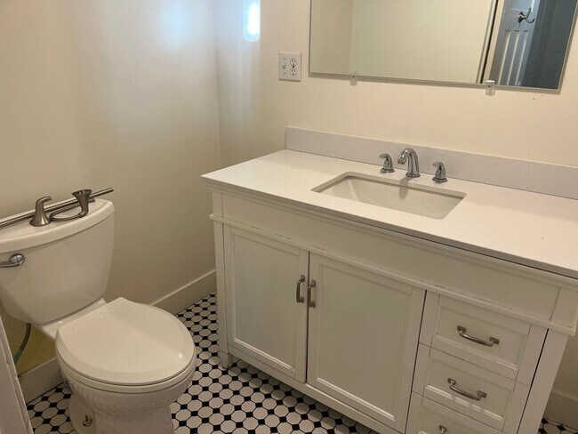 Building Photo - Large Affordable Basement Apartment