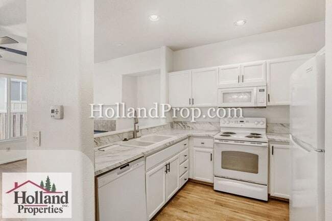 Building Photo - Live in Style: Updated Townhome with Amenities & Ideal Location