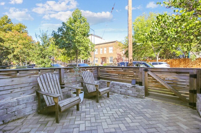Building Photo - Spiffy 3 Bedroom, 2 Full Bathroom Rowhome just steps from Lincoln Park!!