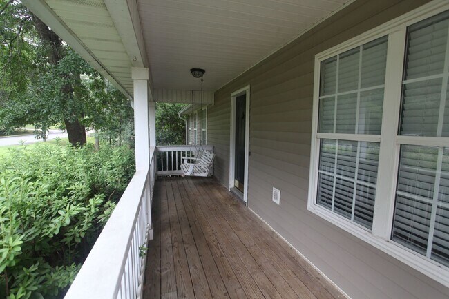 Building Photo - 3 Bedroom/ 2 Bathroom Home!