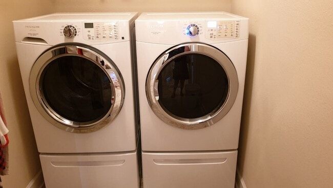 Building Photo - Stunning 3 bedroom top floor in Toscana FULLY FURNISHED