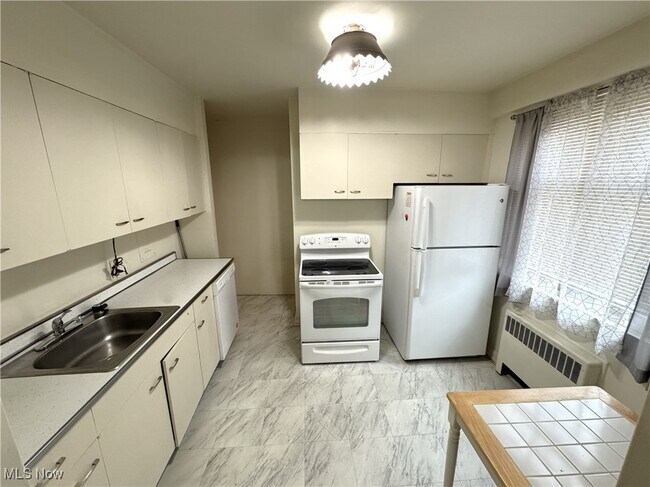 Building Photo - 11820 Edgewater Dr