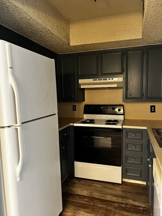 Building Photo - One bedroom Condo in Raintree Manor