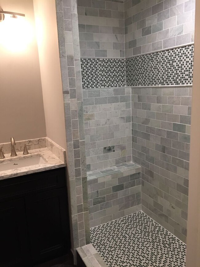 Building Photo - Sunny Luxury 2 Bedrooms 2 Baths Condo with...