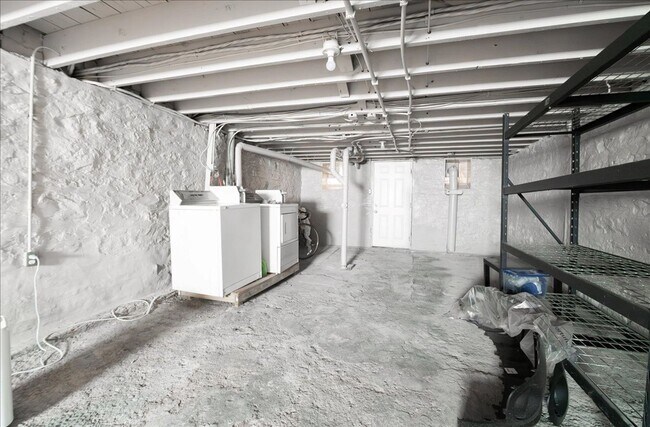 Building Photo - Stu-Stu-Studio!