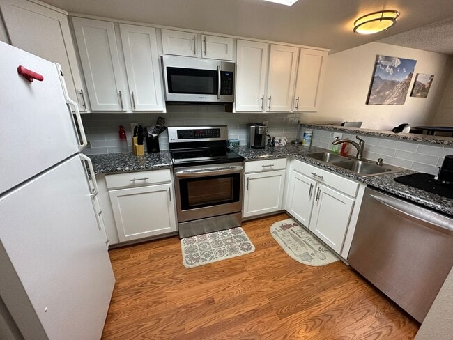 Building Photo - Spacious 2 Bed / 2 Bath Townhome with Garage