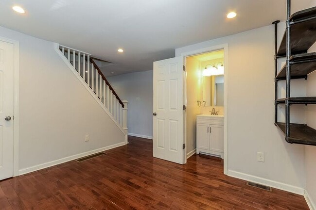 Building Photo - 551 Summit St