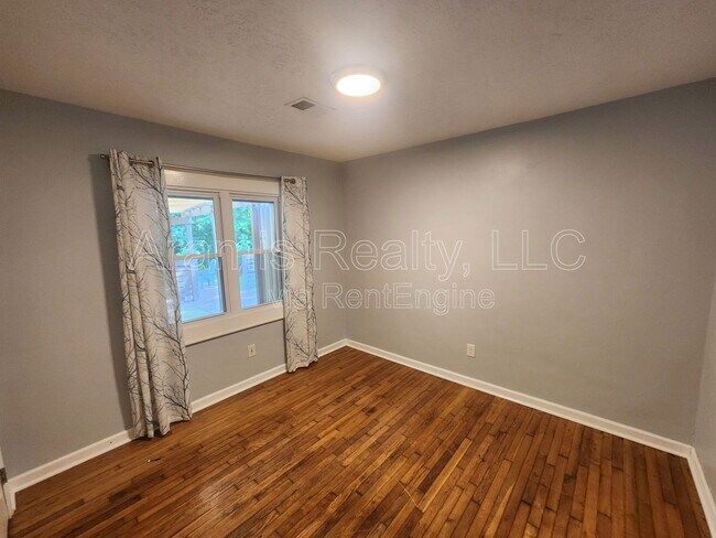 Building Photo - 1222 Crestwood Dr SE
