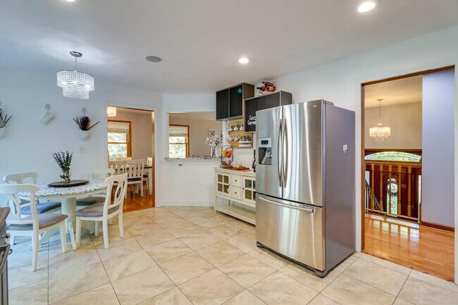 Building Photo - 1530 Wooded Acres Dr