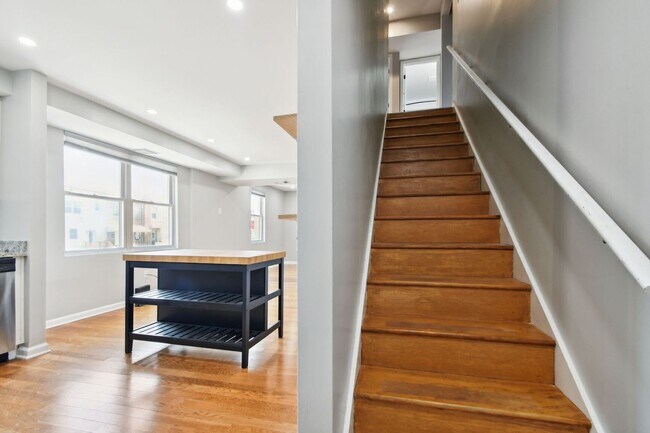 Building Photo - Available Now! 2 Level, 2 Bedroom Condo in Hill East!