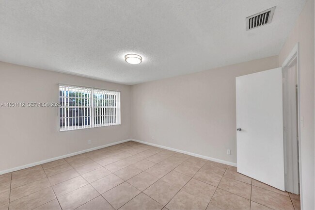 Building Photo - 2610 Riverland Dr