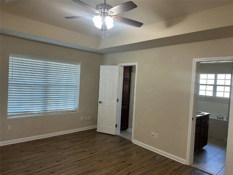 Building Photo - 208 Pearl Dr