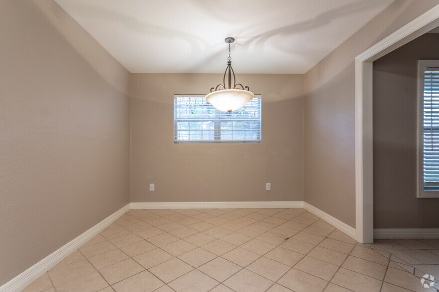 Dining Room - The Oaks at Hazel