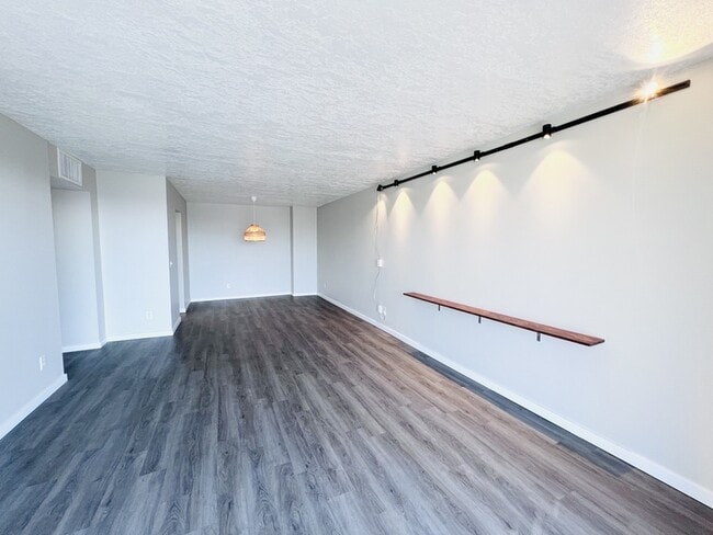 Building Photo - 710 E 200 S