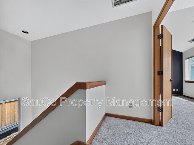 Building Photo - 5049 SW Vw Pt Ter