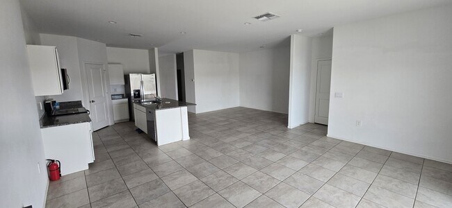 Building Photo - 1527 E Lardner Dr
