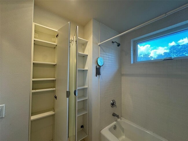 Building Photo - 1208 E 2nd St