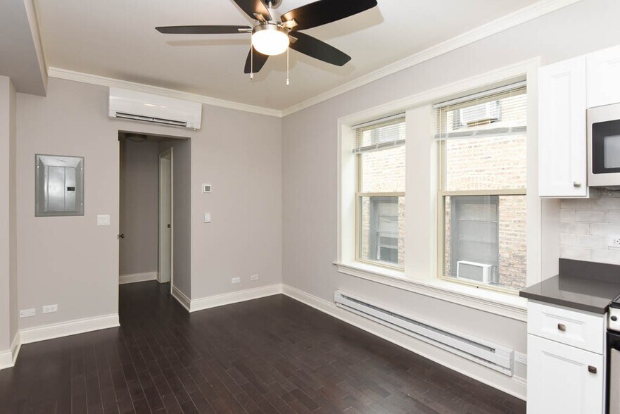 Building Photo - 640 W Wrightwood Ave