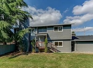Building Photo - 6 bedroom, 2 bath home with Two Car Garage!!!! With a Signed Lease Receive a $2,000 gift card to ...