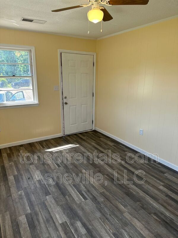 Building Photo - 3126 US-221