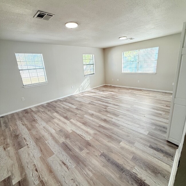 Building Photo - 4004 SE 25th St