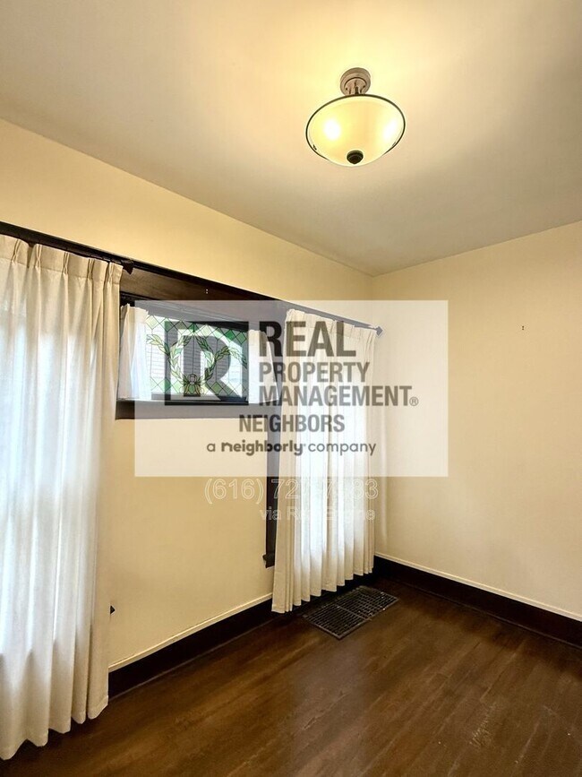 Building Photo - 216 Lafayette Ave NE