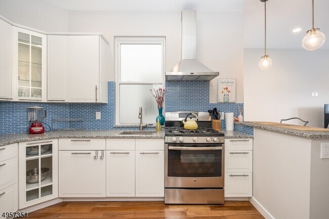 Building Photo - 82 Hackensack St