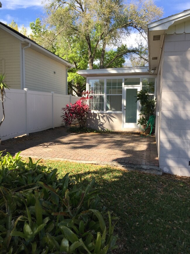 Building Photo - 612 Stetson St